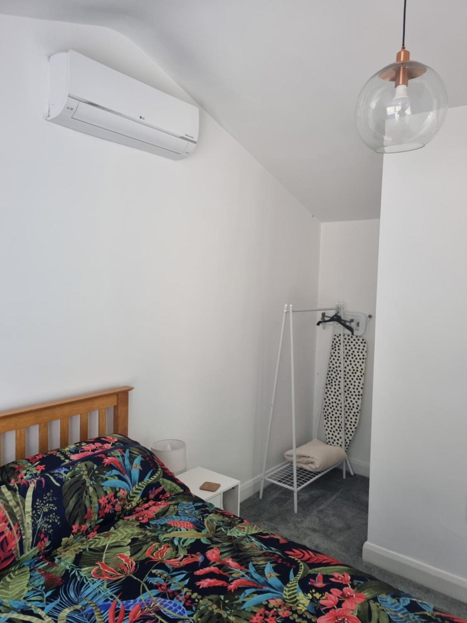 Private And Peaceful Space With Free Parking Apartamento Baildon Exterior foto